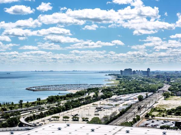 Hyatt Regency McCormick Place : photo 8 de la chambre chambre lit king-size - vue sur lac