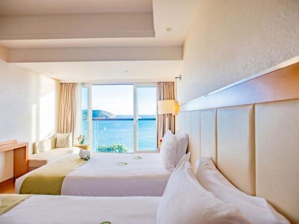 Ocean View Resort Yalong Bay : photo 1 de la chambre chambre lits jumeaux avec salle de bains commune