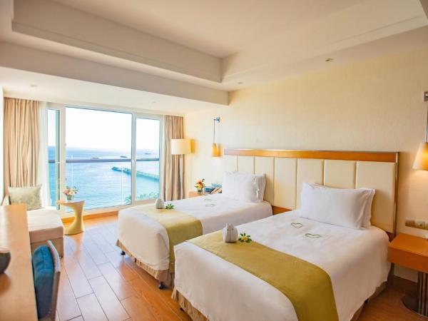 Ocean View Resort Yalong Bay : photo 2 de la chambre chambre lits jumeaux avec salle de bains commune