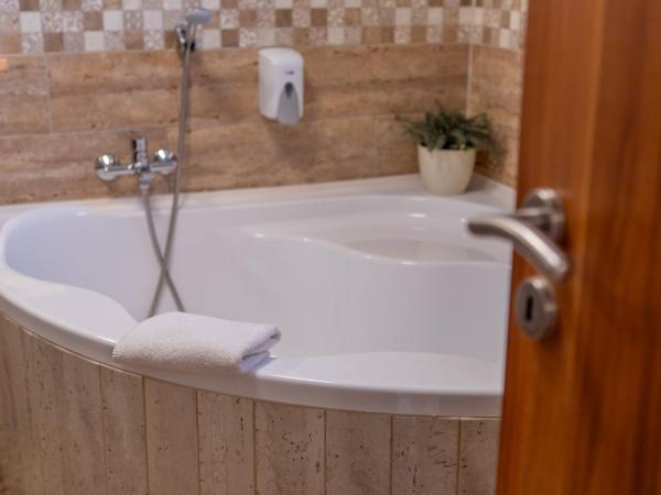 Szinbád Hotel : photo 9 de la chambre chambre quadruple