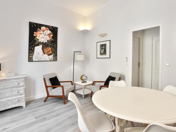 La Villa des Consuls - Gîte de tourisme de charme : photo 4 de la chambre appartement avec terrasse (rez-de-chaussée)