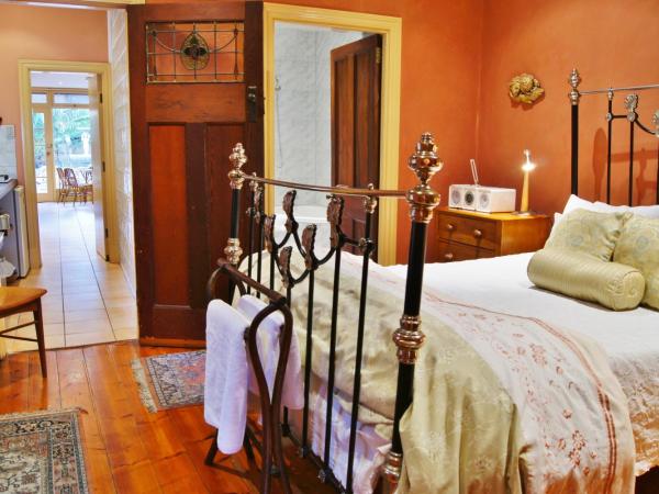 North Adelaide Heritage Cottages & Apartments : photo 3 de la chambre suite lit queen-size avec baignoire spa