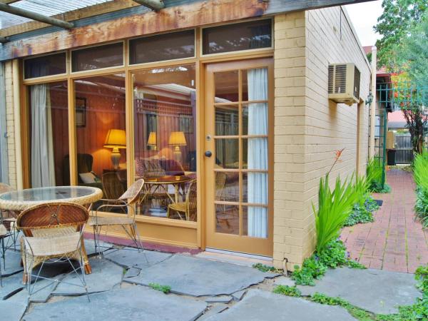 North Adelaide Heritage Cottages & Apartments : photo 8 de la chambre suite king spa