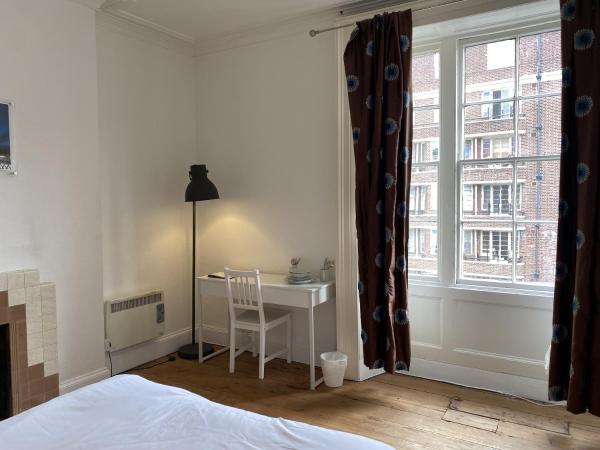 St Paul's Road Townhouse by Clifton Short Lets : photo 6 de la chambre chambre double avec salle de bains commune