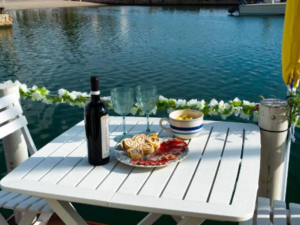 Filipp's House Boat : photo 8 de la chambre mobile home