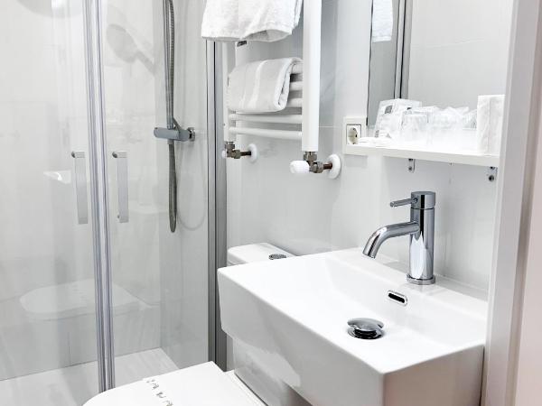 Pensión Régil : photo 1 de la chambre petite chambre lits jumeaux