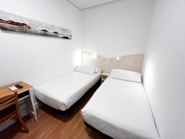 Pensión Régil : photo 2 de la chambre petite chambre lits jumeaux