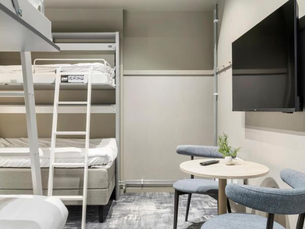 Aiden by Best Western Karlstad Arena : photo 1 de la chambre family room with two single beds and one bunk bed - no window