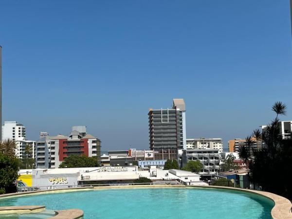 Darwin City Suites with Harbour View : photo 1 de la chambre suite lit king-size - vue sur mer