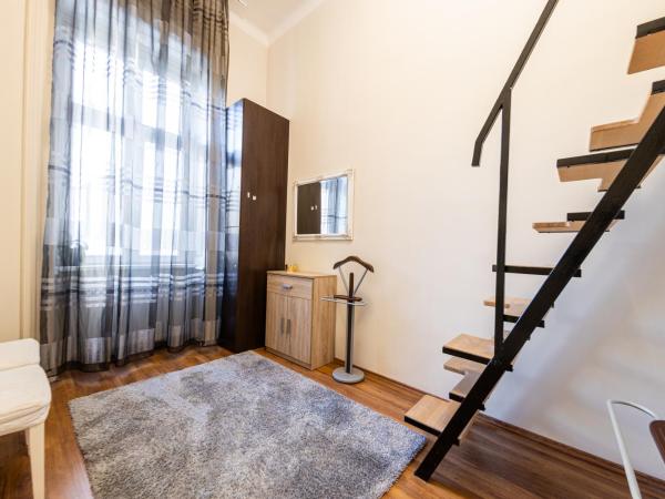 Urban Rooms : photo 9 de la chambre chambre familiale avec salle de bains commune