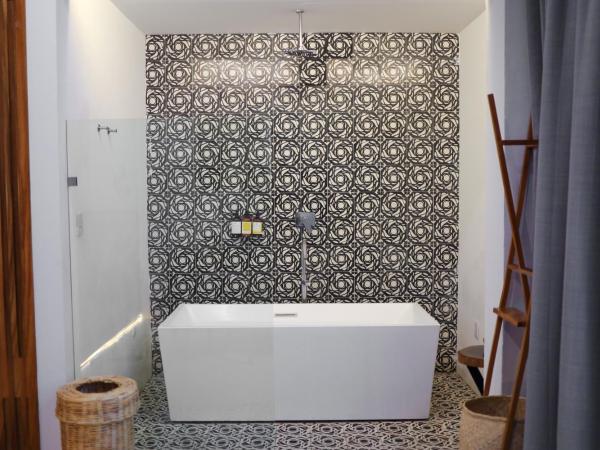 Hotel Boutique Casa de Arte Oaxaca, Art Gallery & Pool : photo 2 de la chambre chambre double deluxe avec baignoire