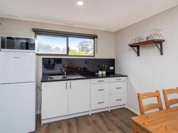 Banksia Tourist Park : photo 7 de la chambre superior family cabin - pet friendly