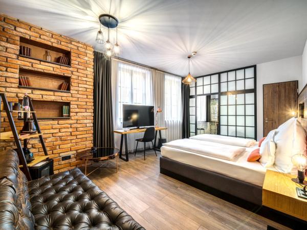 Hotel Memories OldTown : photo 2 de la chambre chambre triple de luxe avec baignoire