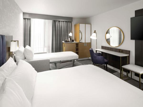 DoubleTree by Hilton Manchester Piccadilly : photo 1 de la chambre chambre lit king-size avec canapé-lit – adaptée aux personnes à mobilité réduite