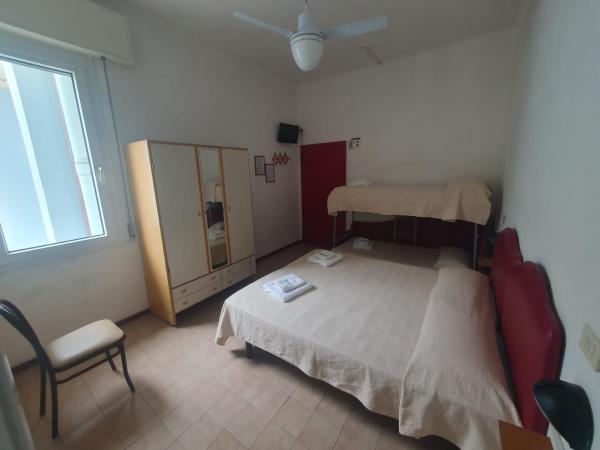 HOTEL IDEALE young people under 40 : photo 1 de la chambre chambre quadruple Économique