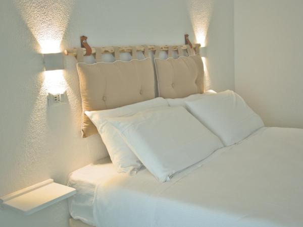 Villa Ravino Secret Retreat : photo 2 de la chambre studio avec terrasse et vue sur le jardin