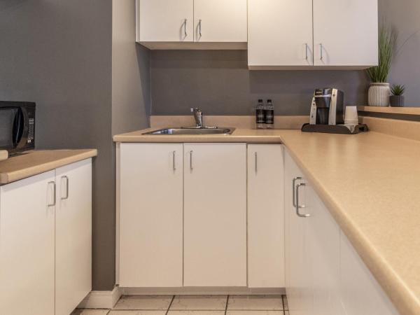 Hotel Faubourg Montreal Centre-Ville Downtown : photo 9 de la chambre studio avec 1 lit queen-size