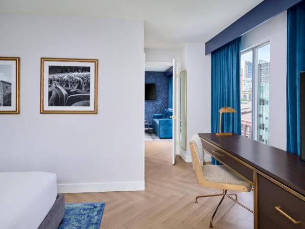 Pantages Hotel Toronto Centre : photo 5 de la chambre suite deluxe avec lit king-size