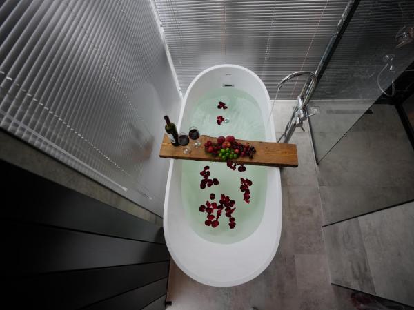 Dream house 22 : photo 7 de la chambre chambre double avec baignoire spa