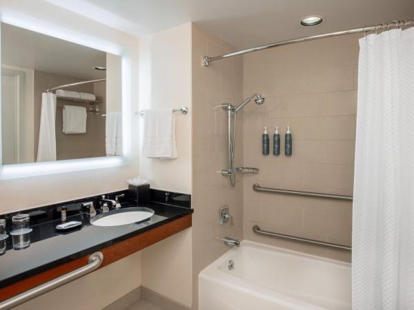 The Westin Boston Seaport District : photo 8 de la chambre chambre lit king-size traditionnelle avec baignoire adaptée - accessible aux personnes à mobilité réduite et aux malentendants