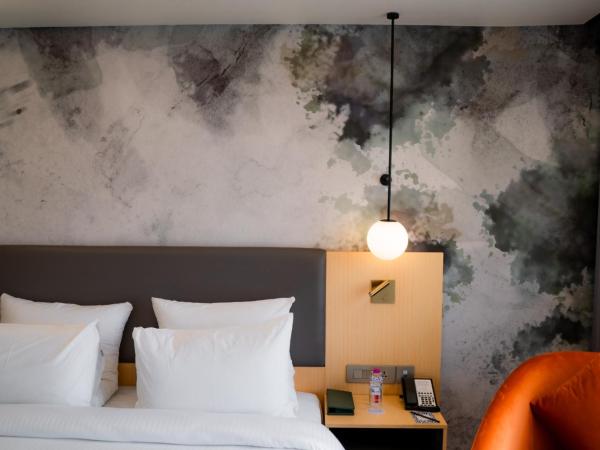 Novotel Jaipur Convention Centre : photo 4 de la chambre executive room with one double bed - non smoking/pool side(avail *unlimited imfl from 6 pm to 8 pm daily ( selected drinks only) complimentary coffee available from 6 am to 8 pm *early check-in before 2 hours)