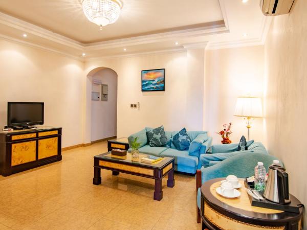 Garden Hotel Muscat By Royal Titan Group : photo 2 de la chambre suite lit king-size