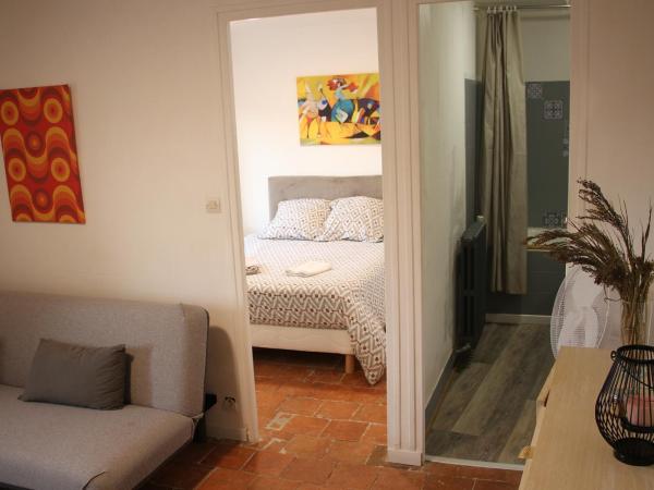 Le Magnolia, chambre d'hôte au calme : photo 5 de la chambre chambre double - vue sur piscine