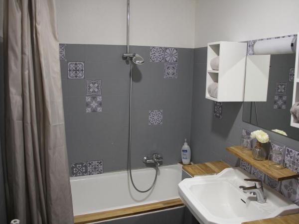 Le Magnolia, chambre d'hôte au calme : photo 9 de la chambre chambre double - vue sur piscine