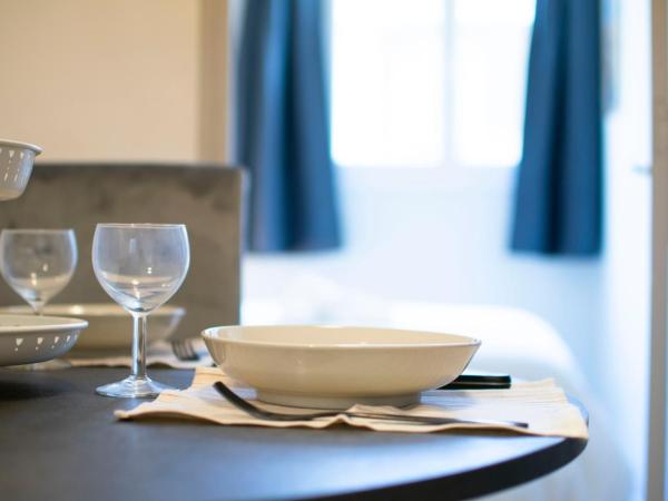 Appartement au coeur du Vieux-Port : photo 10 de la chambre room #1184360701