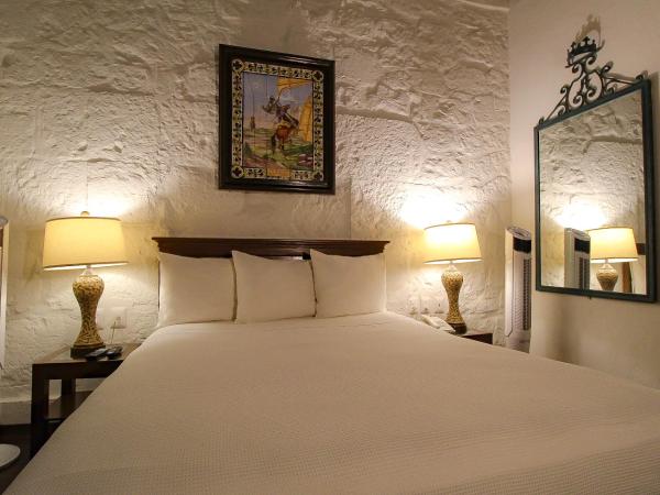 Hotel Casino Morelia : photo 4 de la chambre chambre lit queen-size avec balcon