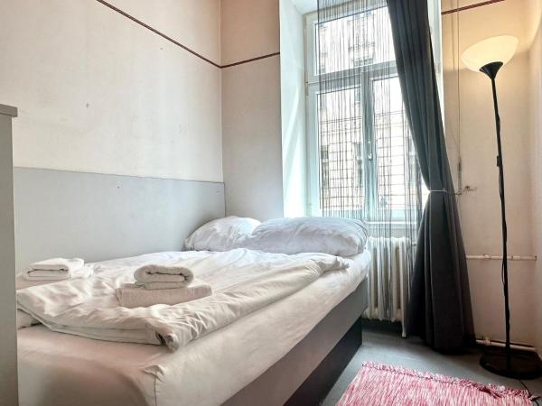 Very Central, 5 min to city center, Self Check In : photo 3 de la chambre chambre double avec toilettes communes