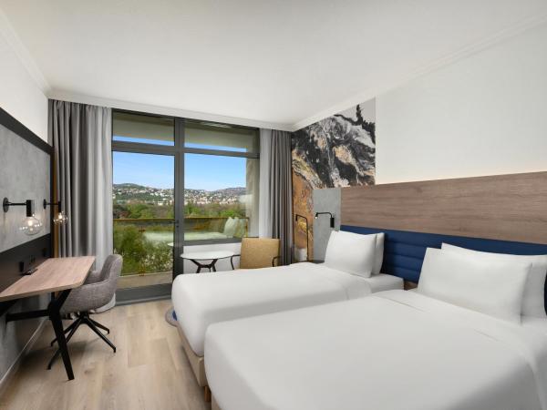 Danubius Hotel Helia : photo 1 de la chambre chambre lits jumeaux premium plus avec balcon - vue sur le danube (récemment rénové)