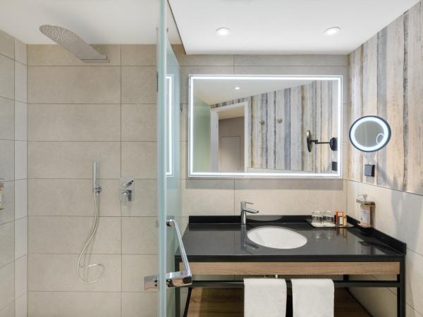 Danubius Hotel Helia : photo 4 de la chambre chambre lits jumeaux premium plus avec balcon - vue sur le danube (récemment rénové)