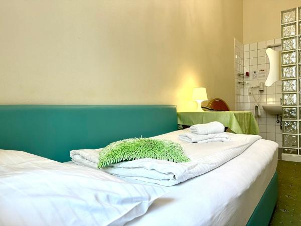 Very Central, 5 min to city center, Self Check In : photo 5 de la chambre chambre simple avec toilettes communes