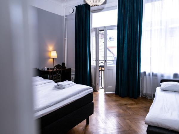 Queen's Hotel by First Hotels : photo 8 de la chambre chambre quadruple