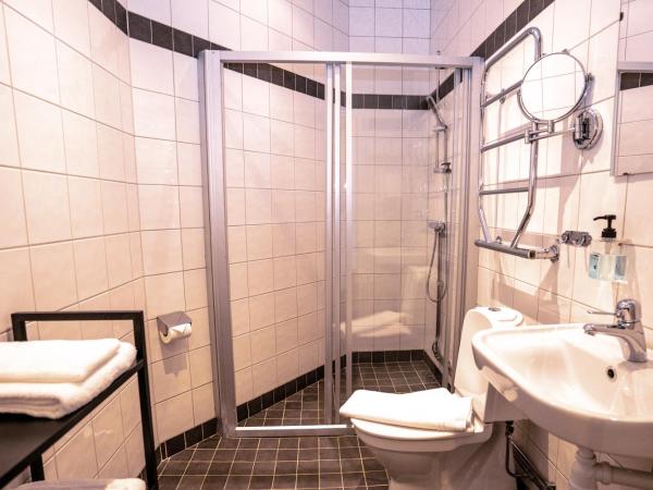 Queen's Hotel by First Hotels : photo 9 de la chambre chambre quadruple