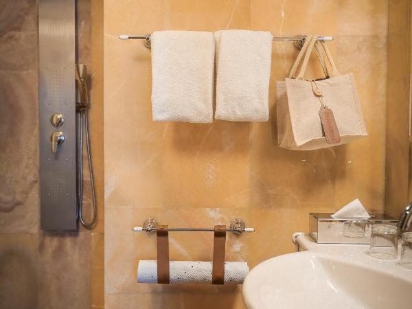 Queen's Court Hotel & Residence : photo 3 de la chambre suite royale