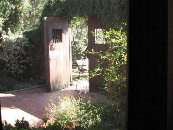 Desert Trails Bed & Breakfast : photo 2 de la chambre chambre lit queen-size - vue sur jardin