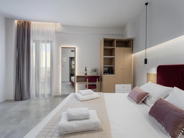 Marron Lifestyle Hotel : photo 1 de la chambre chambre triple avec balcon