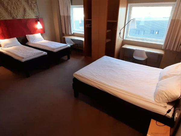 Sure Hotel by Best Western Spånga : photo 5 de la chambre standard room with one queen bed and two single beds - non-smoking