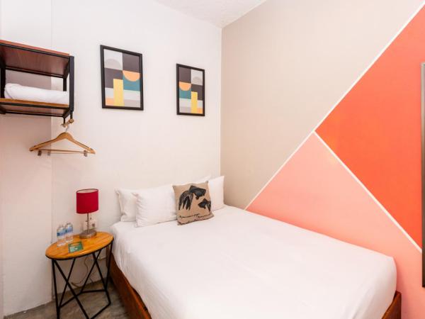 Selina Cancun Downtown : photo 5 de la chambre compact private room, shared bathroom 