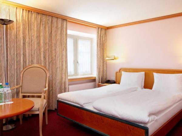 Thermal Hotels & Walliser Alpentherme Leukerbad : photo 5 de la chambre chambre double maison blanche