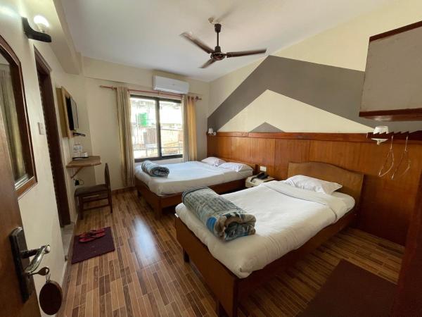 Hotel Vajra Inn & Apartments : photo 3 de la chambre chambre triple deluxe