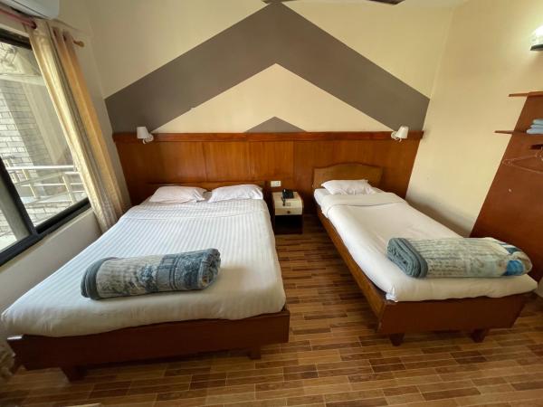 Hotel Vajra Inn & Apartments : photo 4 de la chambre chambre triple deluxe