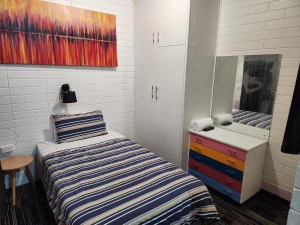 West End Motel & Backpackers : photo 1 de la chambre chambre simple avec salle de bains