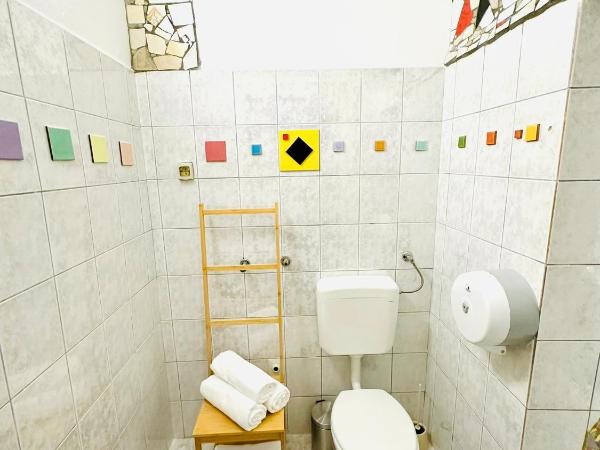 HOSTEL ART & JOY : photo 1 de la chambre chambre quadruple avec salle de bains privative