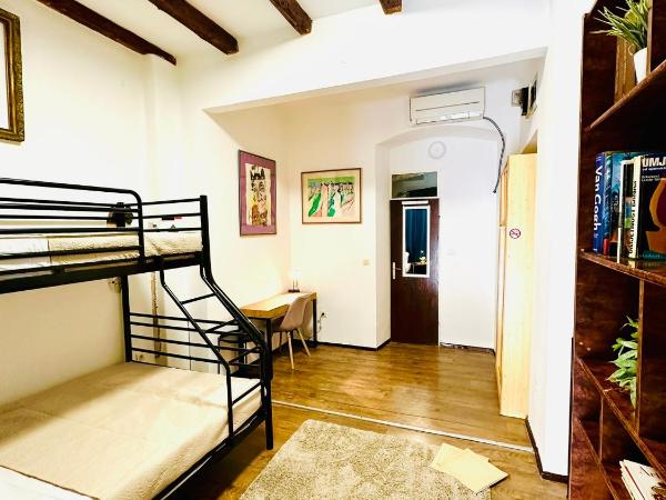 HOSTEL ART & JOY : photo 5 de la chambre chambre triple avec salle de bains privative