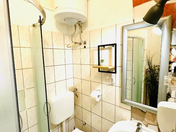 HOSTEL ART & JOY : photo 4 de la chambre chambre triple avec salle de bains privative