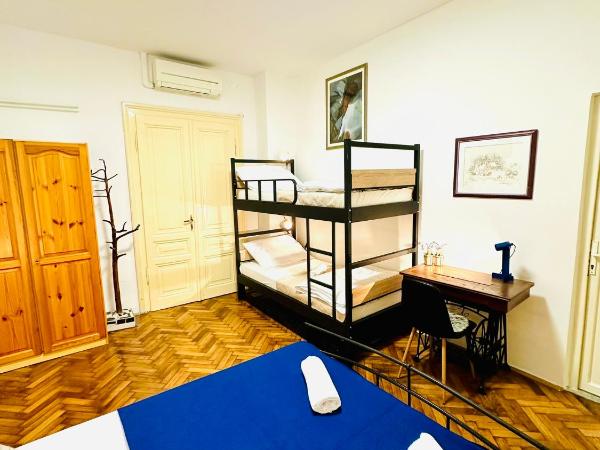 HOSTEL ART & JOY : photo 8 de la chambre chambre quadruple avec salle de bains privative