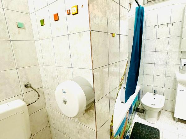 HOSTEL ART & JOY : photo 3 de la chambre chambre quadruple avec salle de bains privative